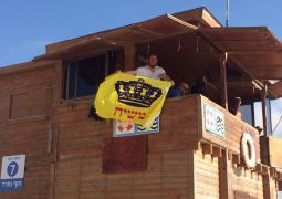 דגל משיח על סוכת המציל