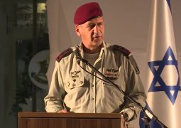 צעדת המחאה: “כוכבי, שנה את הוראות הפתיחה באש!“