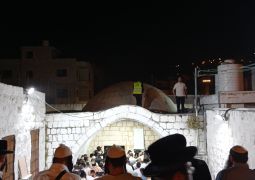 מחבלים פתחו בירי לעבר יהודים בקבר יוסף | שלושה פצועים 