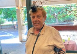 השחקן צחי נוי מניח תפילין