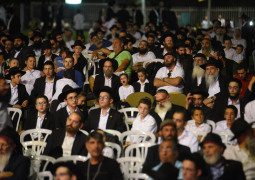 כמה מעלות טובות לעצרת עלינו / י. בן אהרון