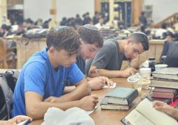 אלפים פוקדים את בית משיח
