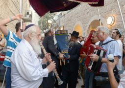 התורה - בכל פרט מחיי היהודי