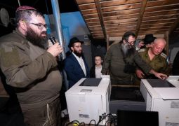 "כל מקום שכף רגל של חייל יהודי דורכת בו אנחנו מדפיסים תניא"