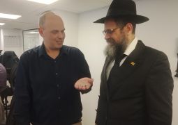 בת ים: השליח העניק משלוח מנות לראש העיר בחמ''ל העירוני