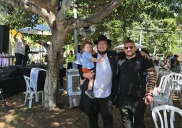 "קבלת שבת" קהילתית בג'סי כהן: תפילין, נרות ובשורת הגאולה