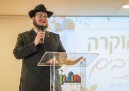 חולון: השליח במפגש חגיגי עם צמרת העיריה בשכנוה
