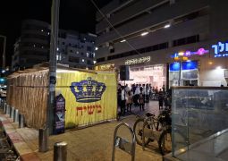 סוכת הגאולה ברחבת הרכבת הקלה (אהרונוביץ') בני ברק.