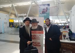 תמונת היום: הזמר מרדכי בן דוד בבית חב"ד